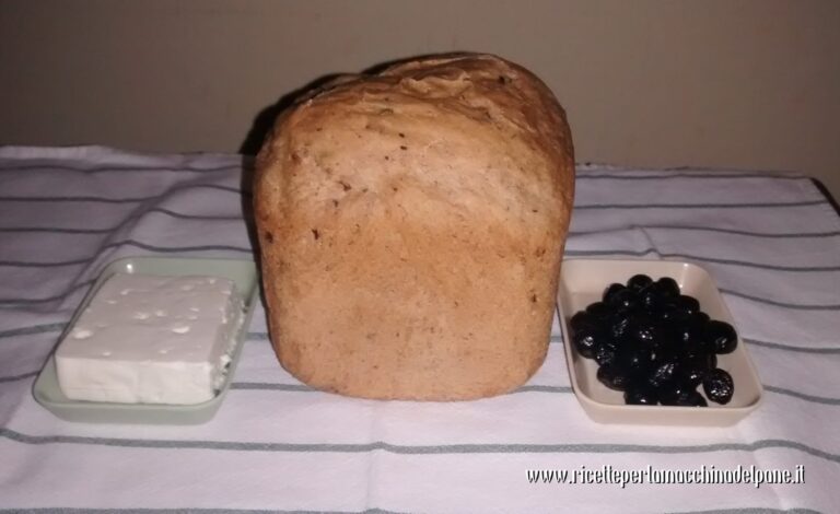 Pane greco con feta e olive nere
