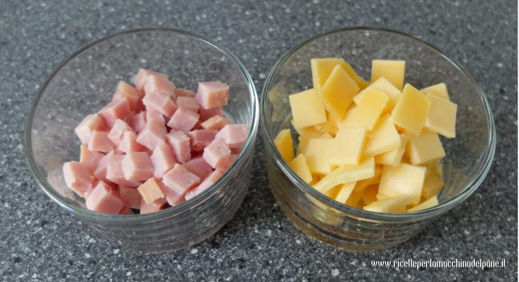 Prosciutto e formaggio tagliati a cubetti