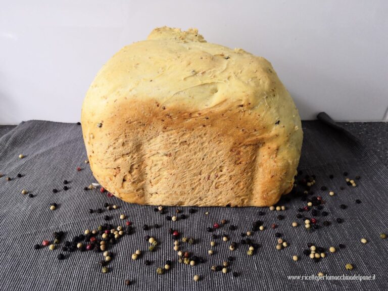 Pane con ceci e pepe in grani