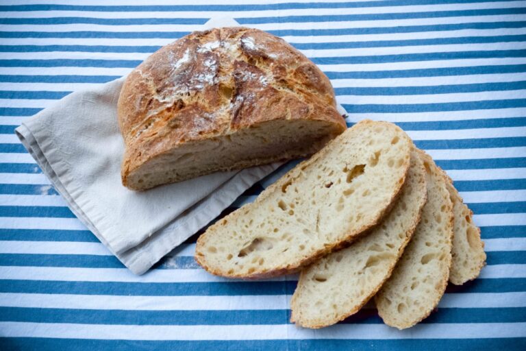 Pane alveolato a lunga lievitazione cotto nel forno