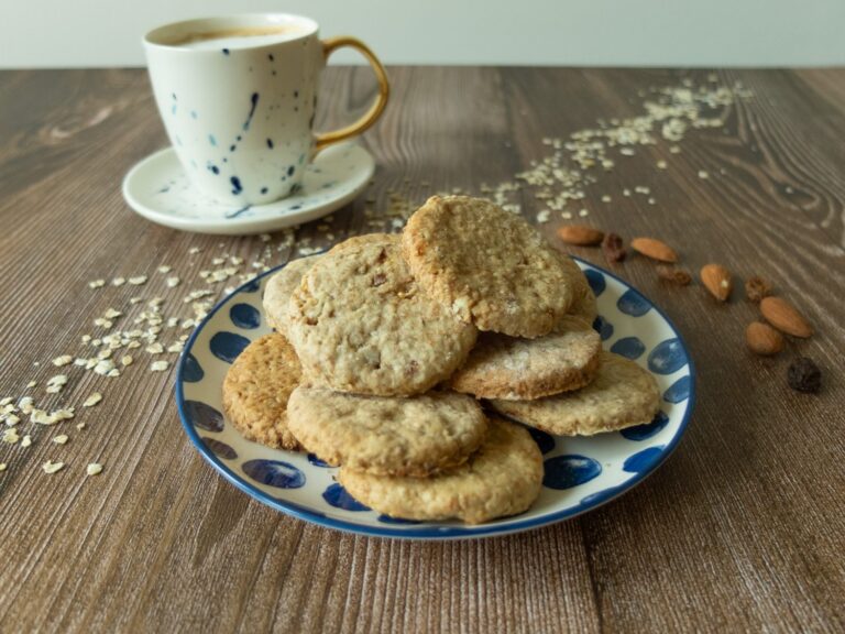 Biscotti all’avena con farina integrale e mandorle